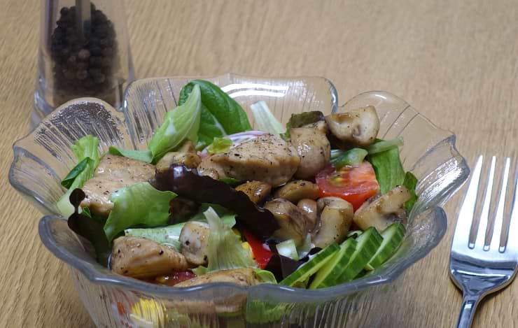 Salat mit Putenbrust und Champignons Low Carb