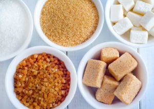 Zucker in Schälchen Wie wiel Zucker am Tag ist gesund