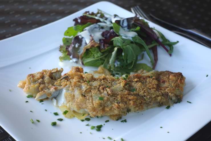 Fisch Borderlaise Schlemmerfilet mit Salat auf Teller Low Carb Gericht