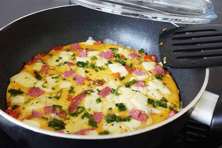 Salami-Omelett in Pfanne.