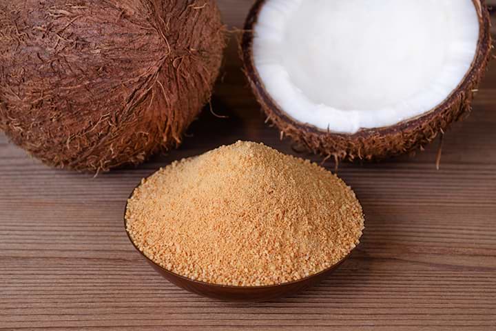 Kokosblütenzucker und Kokosnuss in einer Low Carb Ernährung