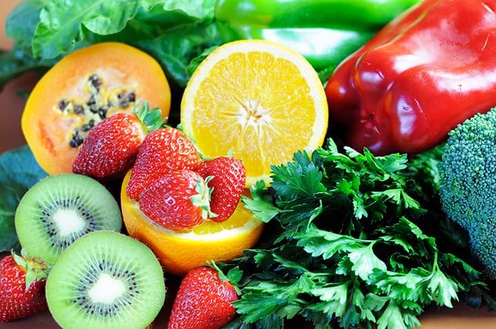 Vitamin-C-haltige Lebensmittel wie Erdbeeren, Orange, Paprika und Petersilie zum Abnehmen.